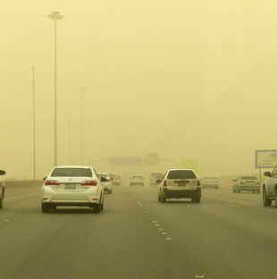 أتربة مُثارة ورياح نشطة على محافظة الجموم