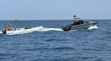 حرس الحدود بعسير ينقذ مقيمين تعطلت واسطتهما البحرية في عرض البحر