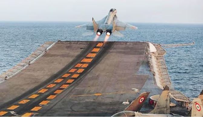 طائرة تحت الماء (4)