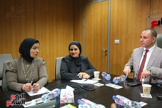 مدحت وهبة مدير التحرير وأسماء نصار وآية دعبس