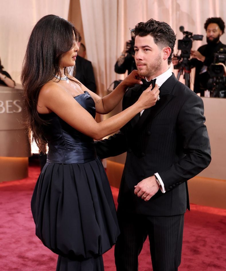 بريانكا تشوبرا ونيك جوناس في السجادة الحمراء للجولدن جلوب