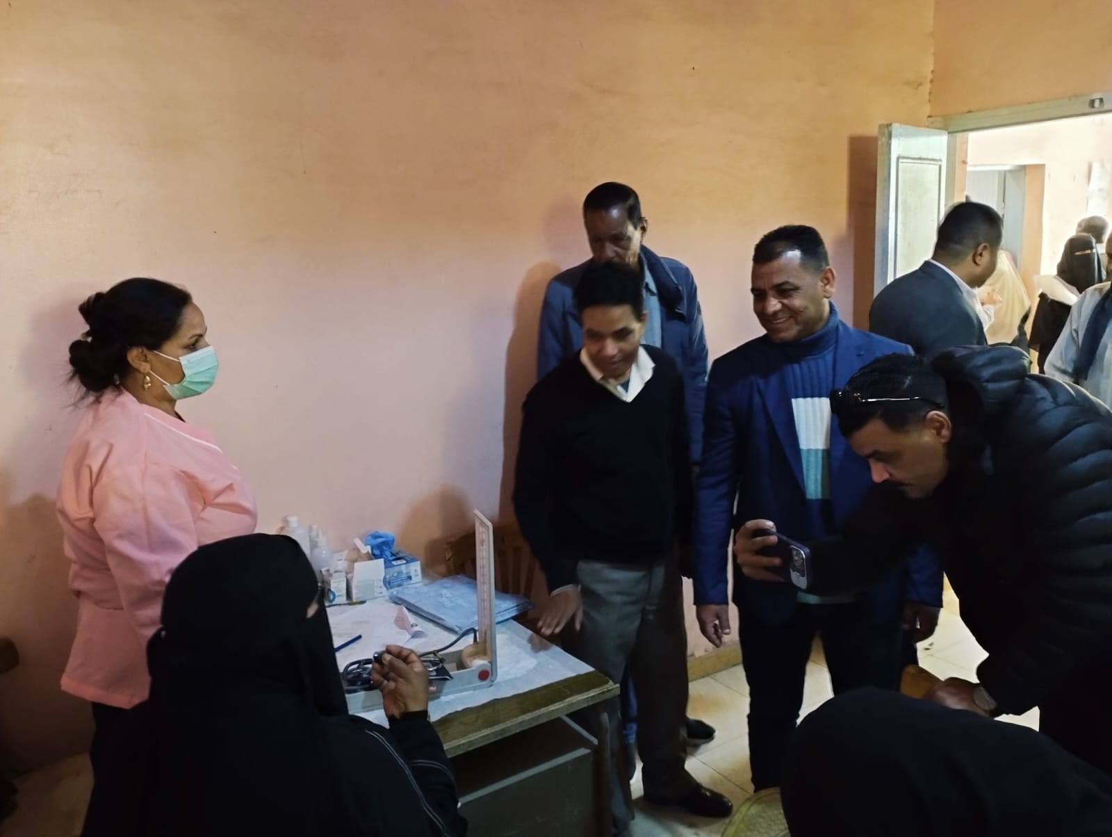 جولة بالقافلة الطبية بمركز شباب الخضيرات لعلاج المواطنين