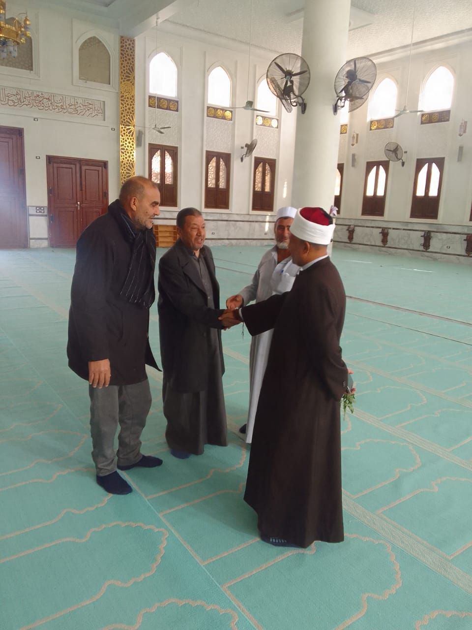 وكيل الوزارة يصافح المصلين