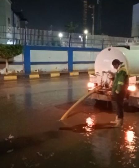 جانب من رفع مياه الامطار من الشوارع