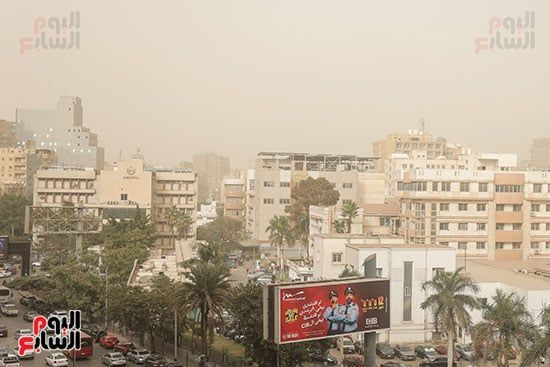 عاصفة ترابية تغطى السماء