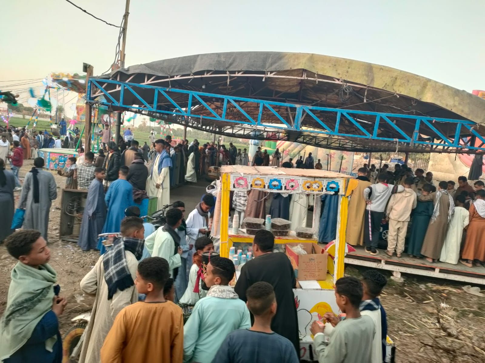 بائع الجيلاتى بإحتفالات مولد سيدى أحمد إبن إدريس بقرى الدير والزينية