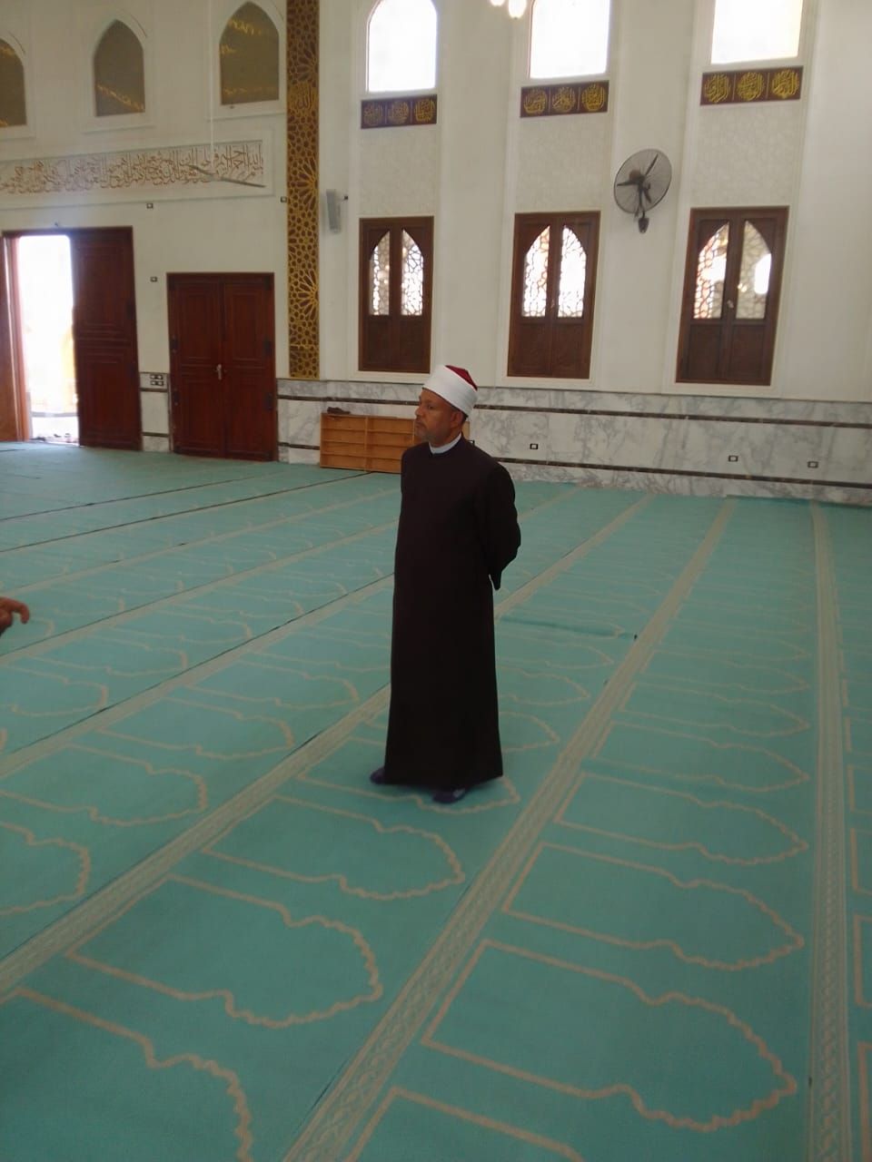 وكيل الوزارة داخل صحن المسجد