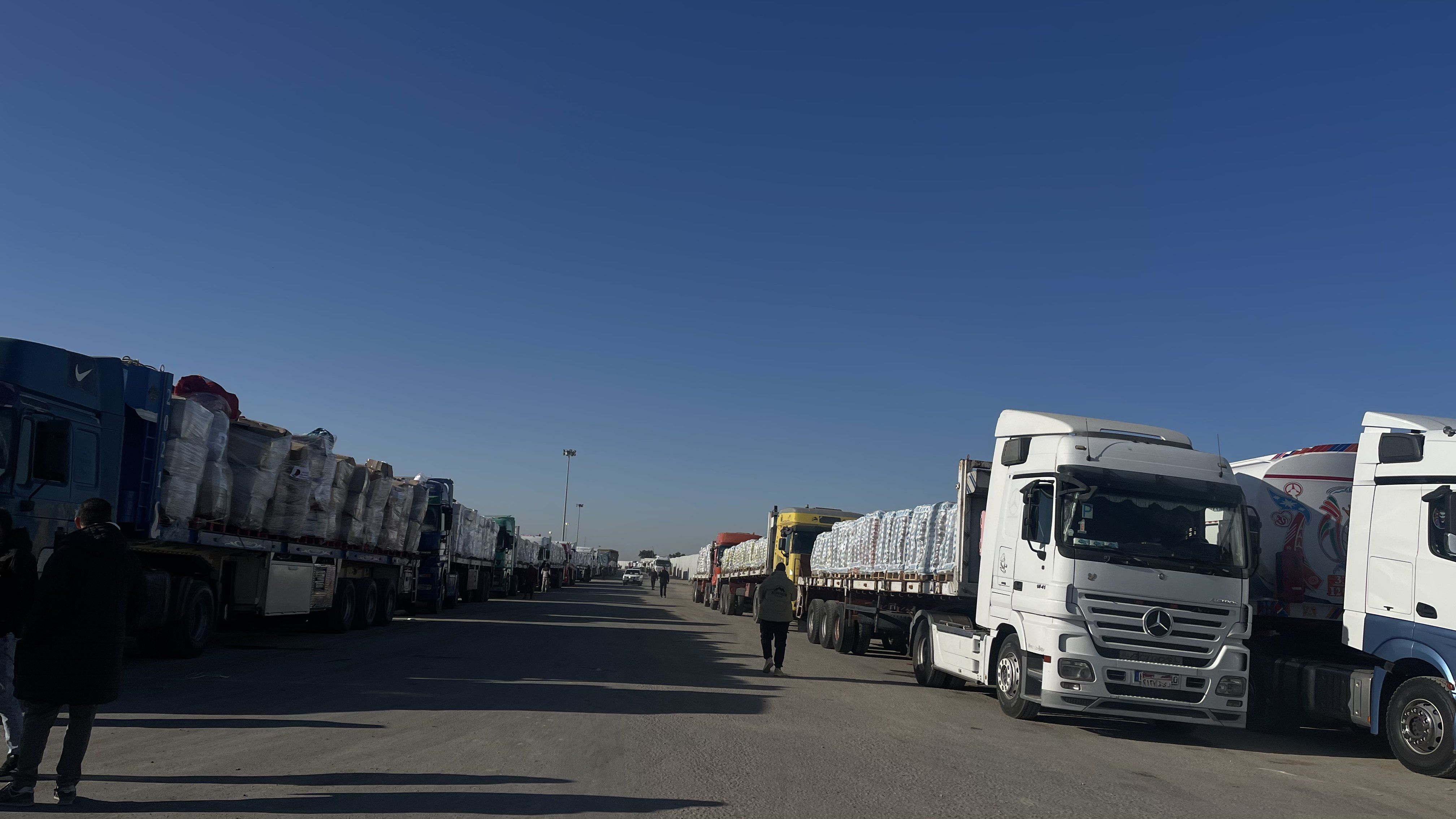 الشاحنات من أمام معبر رفح