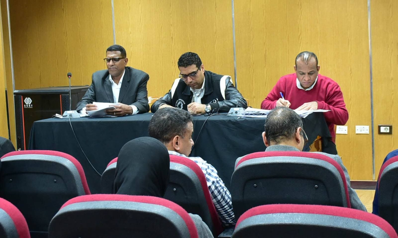 نائب محافظ الأقصر يبحث 32 شكوى خلال لقاء اليوم المفتوح مع المواطنين