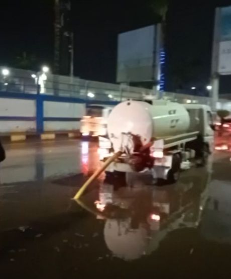 جانب من رفع مياه الأمطار