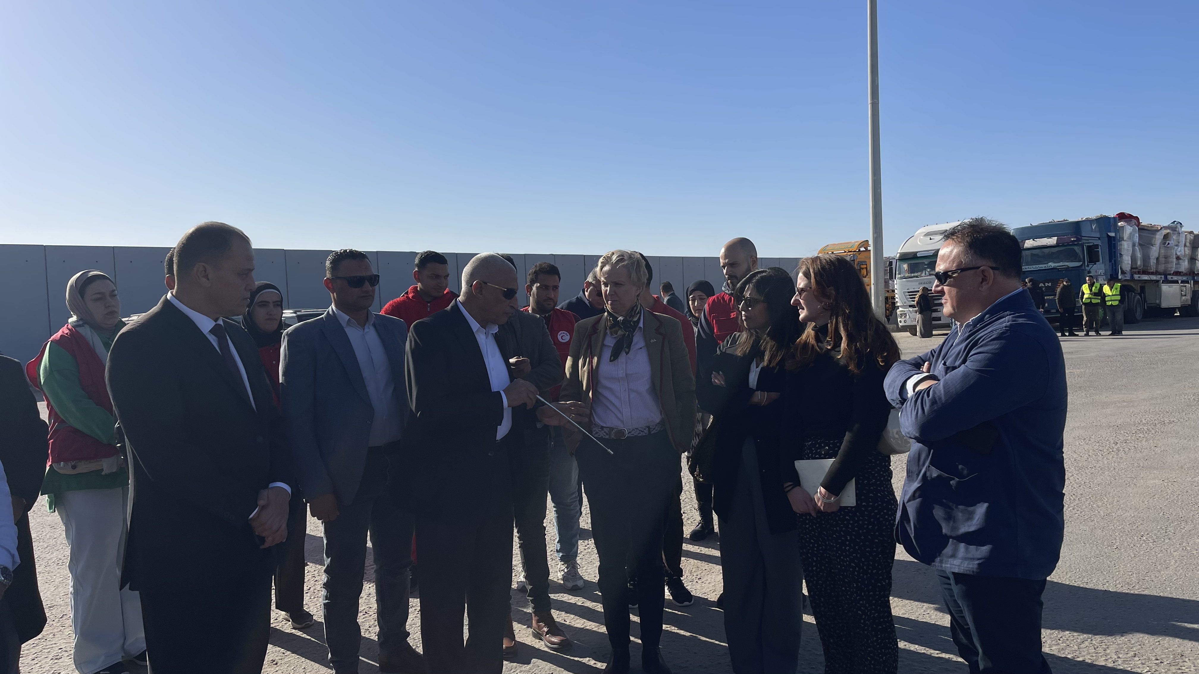 محافظ شمال سيناء يرافق الوفد لمعبر رفح