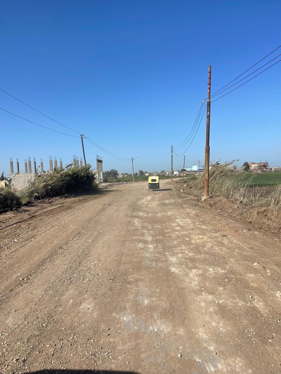 رصف طريق الكراكات الكوم الطويل ببيلا