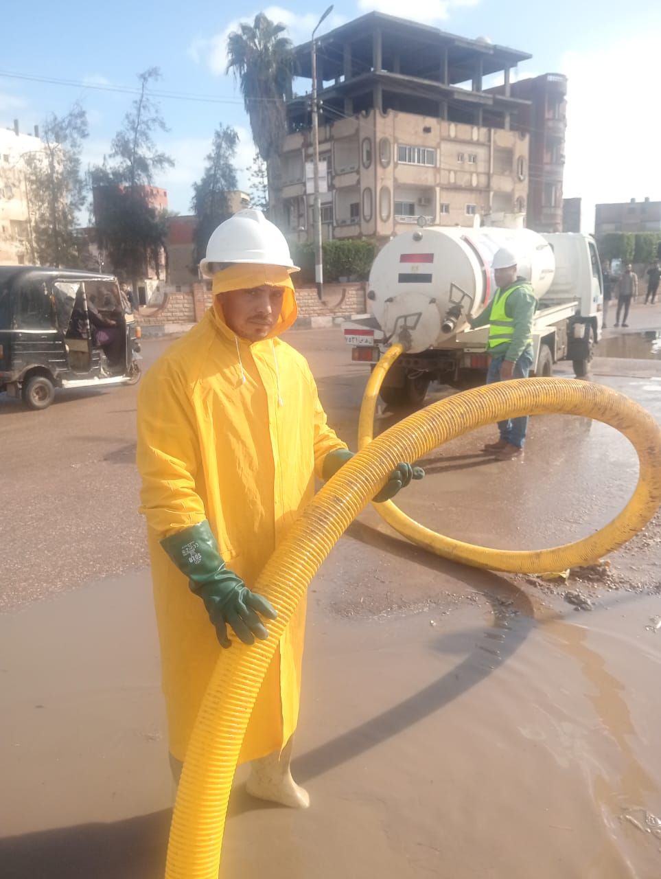 جانب من رفع مياه الامطار