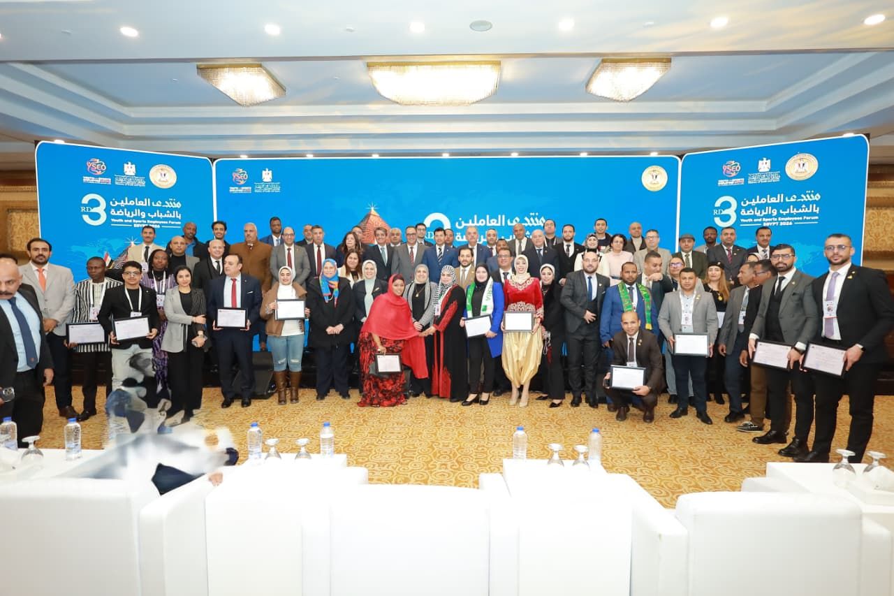 وزير الرياضة يوزع شهادات تقدير على الحضور فى منتدى العاملين بالشباب والرياضة