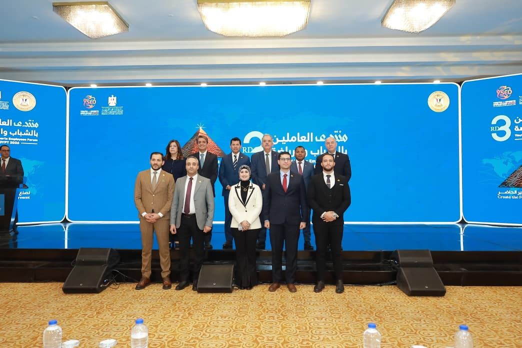 وزير الرياضة مع الحضور فى منتدى العاملين بالشباب والرياضة