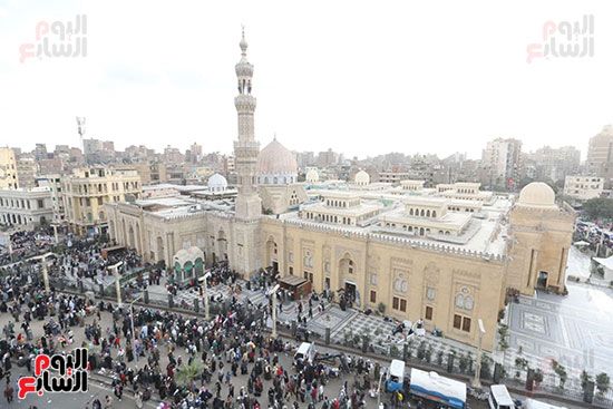 الزوار يملأون الساحة