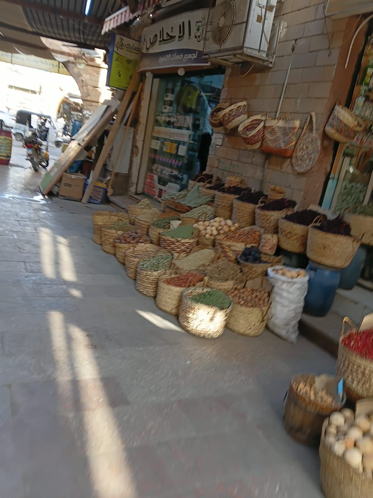 منتجات متنوعة في السوق القديم