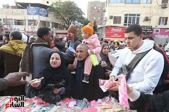 الباعة يرفعون اصواتهم للزوار