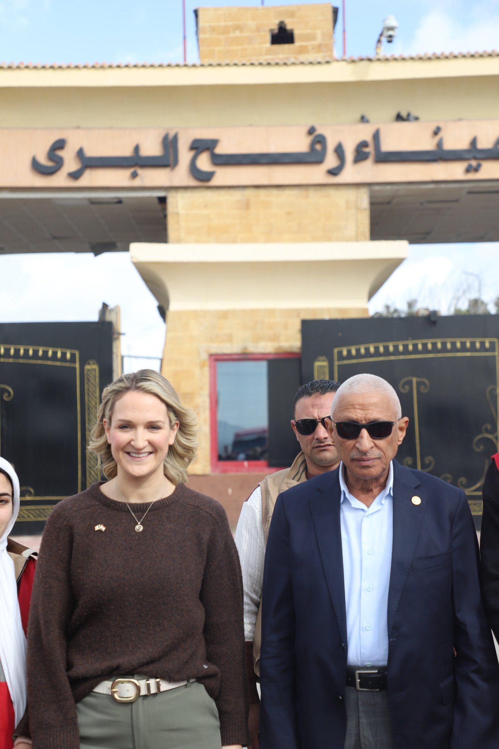 وزيرة الدفاع والخارجية الايرلندية ومحافظ شمال سيناء من أمام معبر رفح