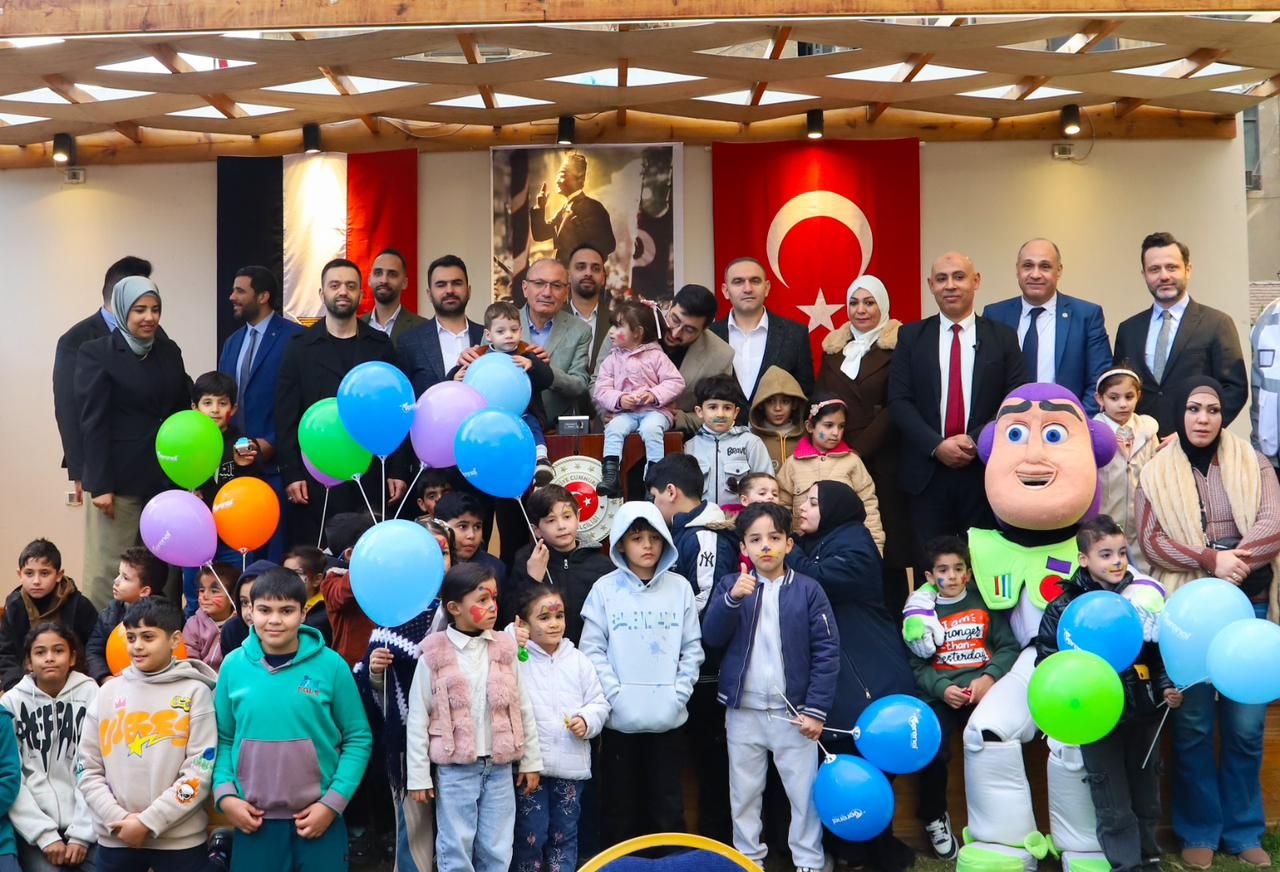 السفير التركى بالقاهرة صالح موطلو شن مع عدد من الأطفال الفلسطينيين