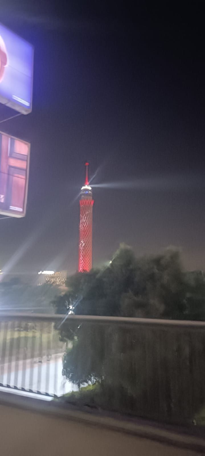 برج القاهرة مضاء بعلم مصر