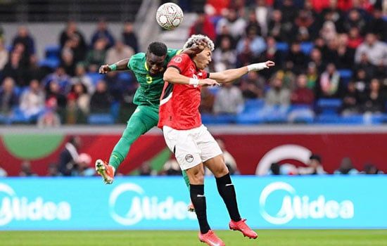 إمام عاشور والتحامات قوية خلال المباراة