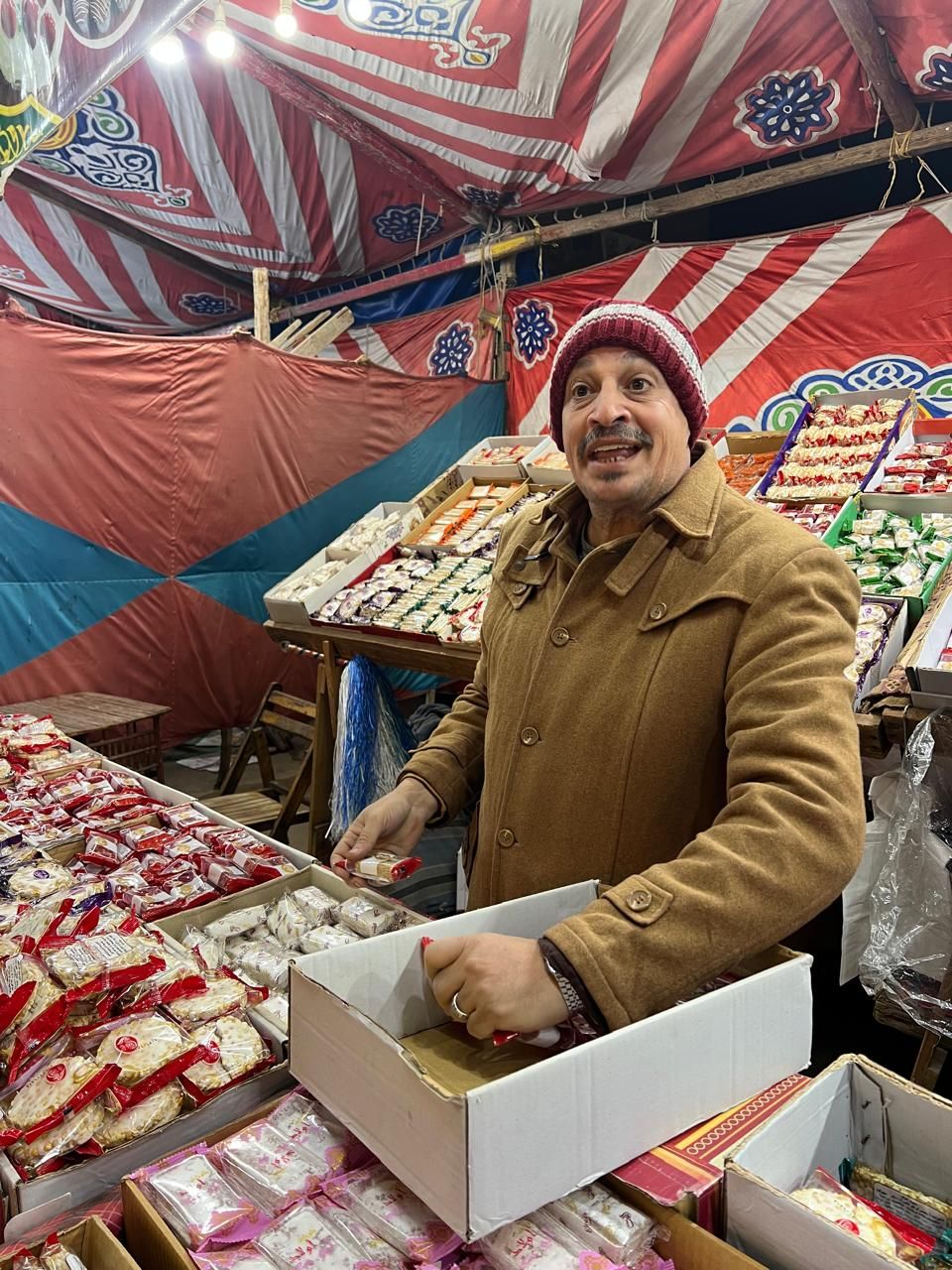 احد اصحاب الشوادر لبيع الحلويات احد اصحاب الشوادر لبيع الحلويات