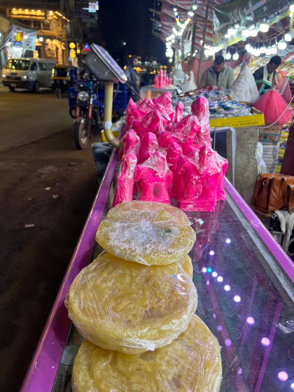 حلاوة حمرا ومشبك حلاوة حمرا ومشبك