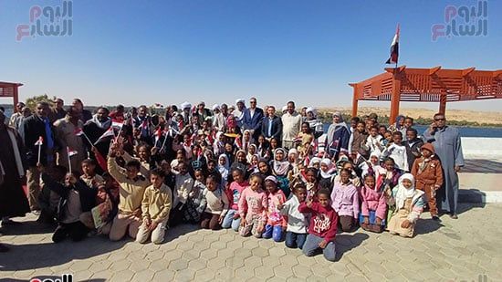 محافظ-أسوان-مع-أطفال-النوبة