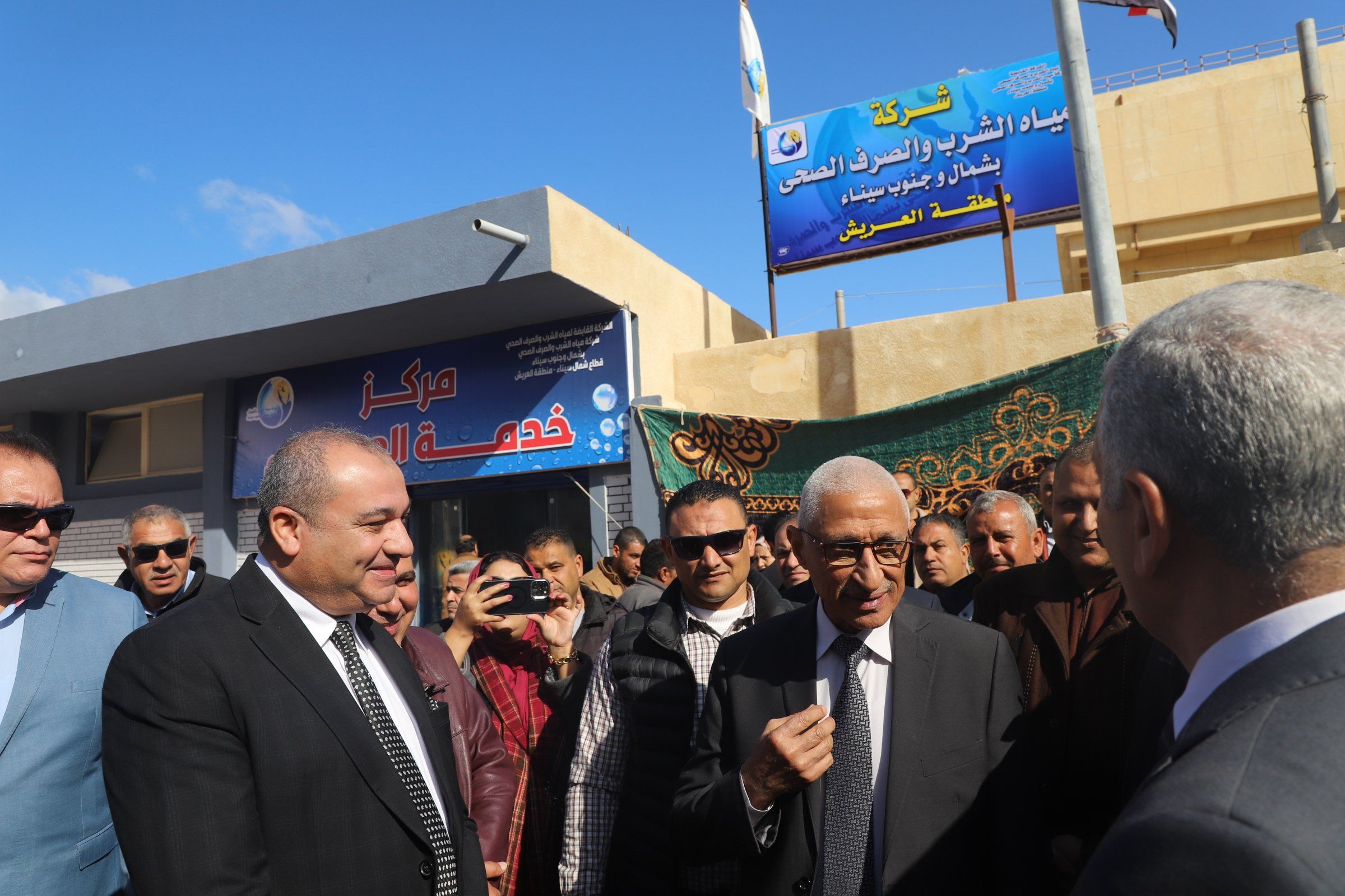 حديث جانبي أمام مركز خدمة العملاء بمحطة مياه العريش