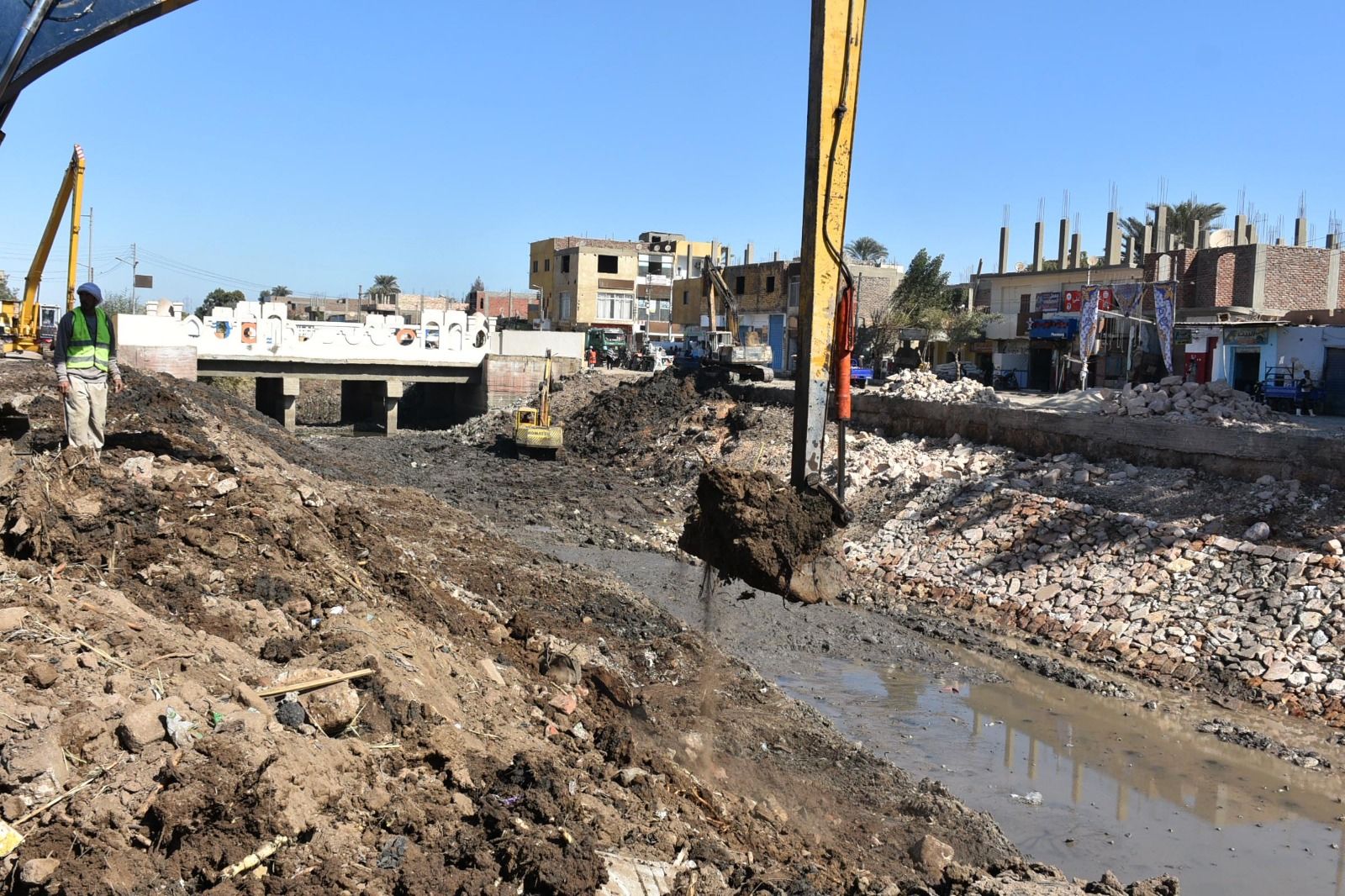 أعمال تدبيش ترعة أصفون بطول 200 متر بجوار كمين القرنة أعمال تدبيش ترعة أصفون بطول 200 متر بجوار كمين القرنة