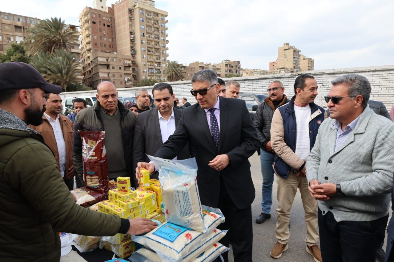 محافظ الجيزة فى سوق اليوم الواحد