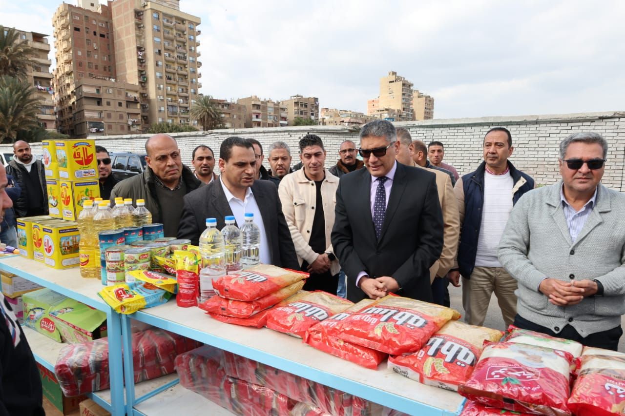 محافظ الجيزة فى السوق