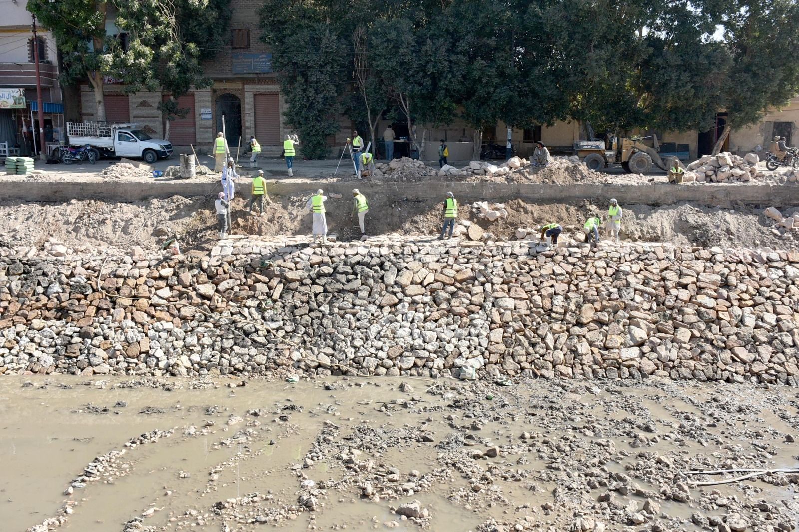 متابعة أعمال تدبيش ترعة أصفون بطول 200 متر بجوار كمين القرنة متابعة أعمال تدبيش ترعة أصفون بطول 200 متر بجوار كمين القرنة