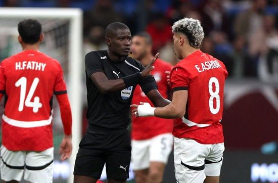 إمام عاشور مع حكم المباراة