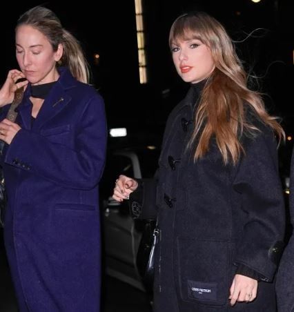 تايلور سويفت برفقة صديقتها