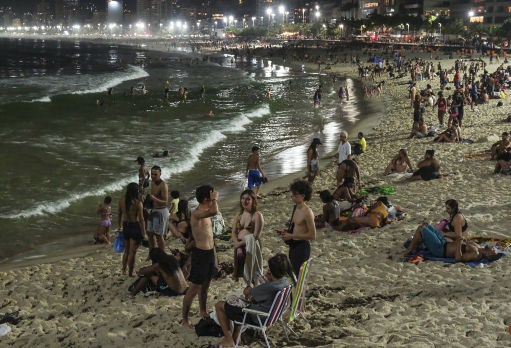 41 درجة مئوية فى عز الشتاء.. شواطئ البرازيل كاملة العدد بعد ارتفاع درجات الحرارة (2)