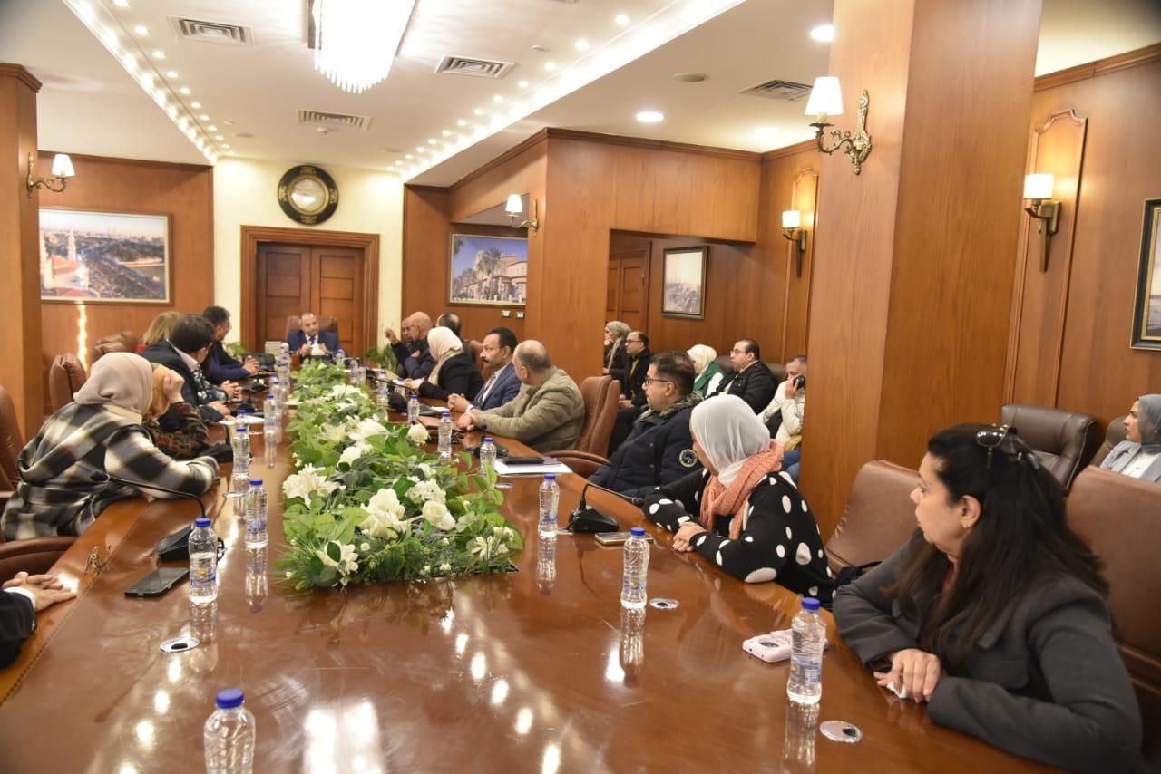 المحافظ خلال الاجتماع