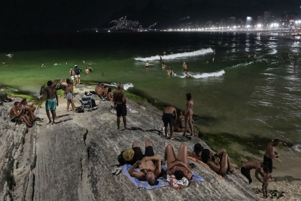 41 درجة مئوية فى عز الشتاء.. شواطئ البرازيل كاملة العدد بعد ارتفاع درجات الحرارة (10)