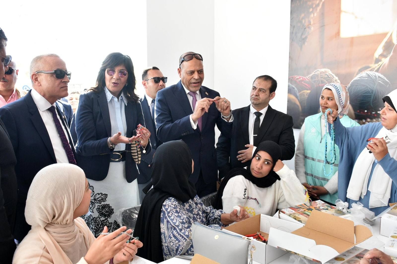 متابعة تدريب الفتيات على الحرف اليدوية ضمن مبادرة تمكين