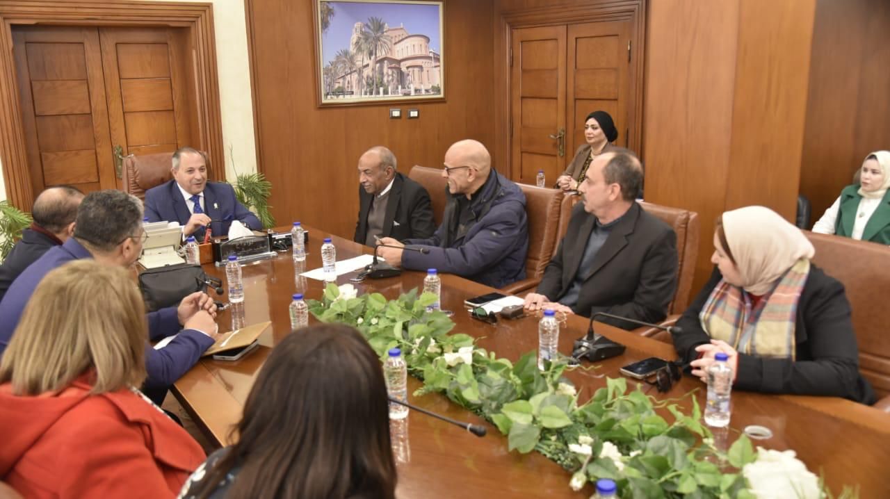 جانب من اجتماع المحافظ وللقيادات