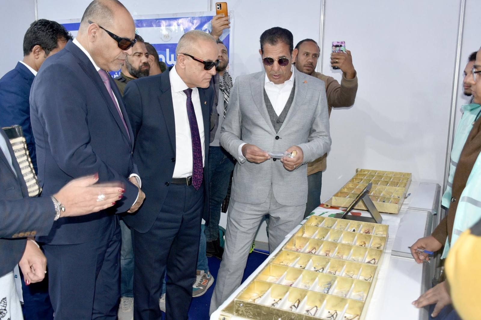 توفير نظارات طبية لعيون أبناء البر الغربى