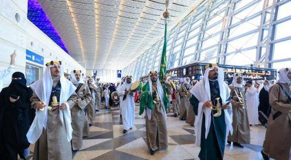 مطار الملك عبدالعزيز يحتفي بيوم التأسيس بعروض وأناشيد وفعاليات متنوعة