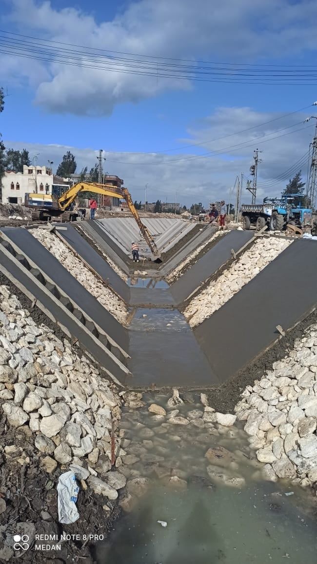 جانب من أعمال تبطين الترع