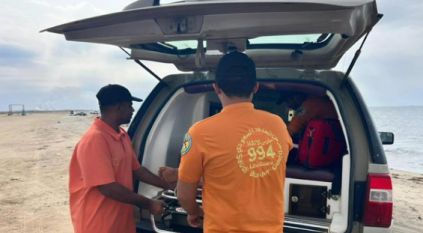 حرس الحدود ينقذ مواطنًا من الغرق أثناء ممارسة السباحة بجازان