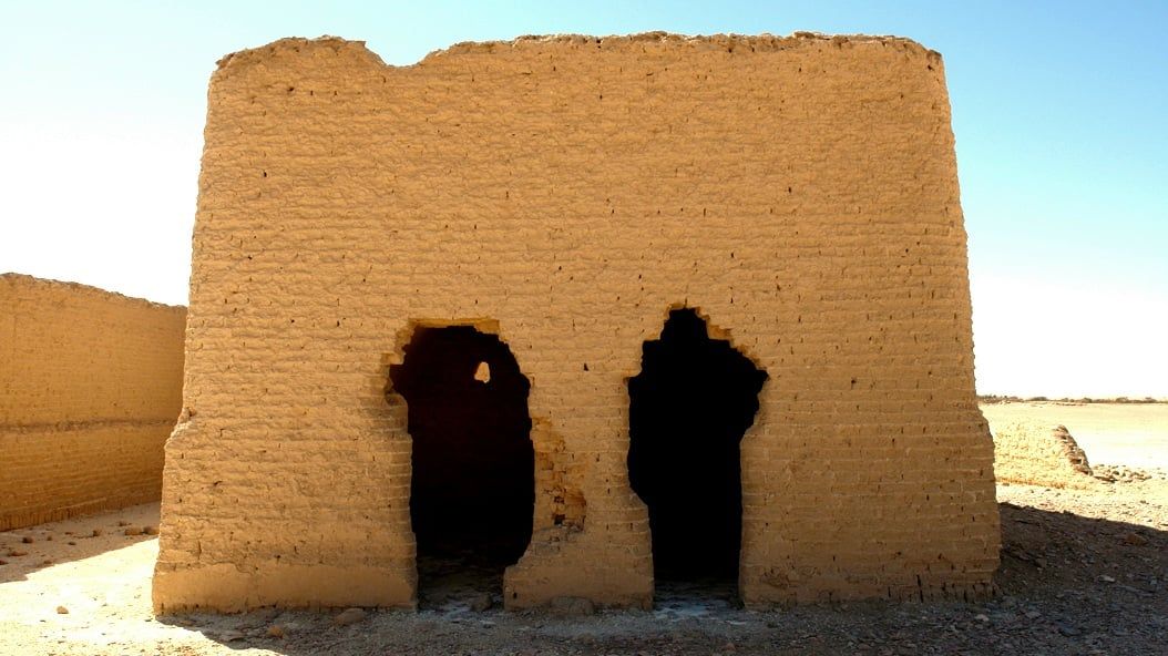 مداخل مبنى المقابر