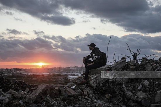 فلسطينى يجلس على ركام المبانى المدمرة