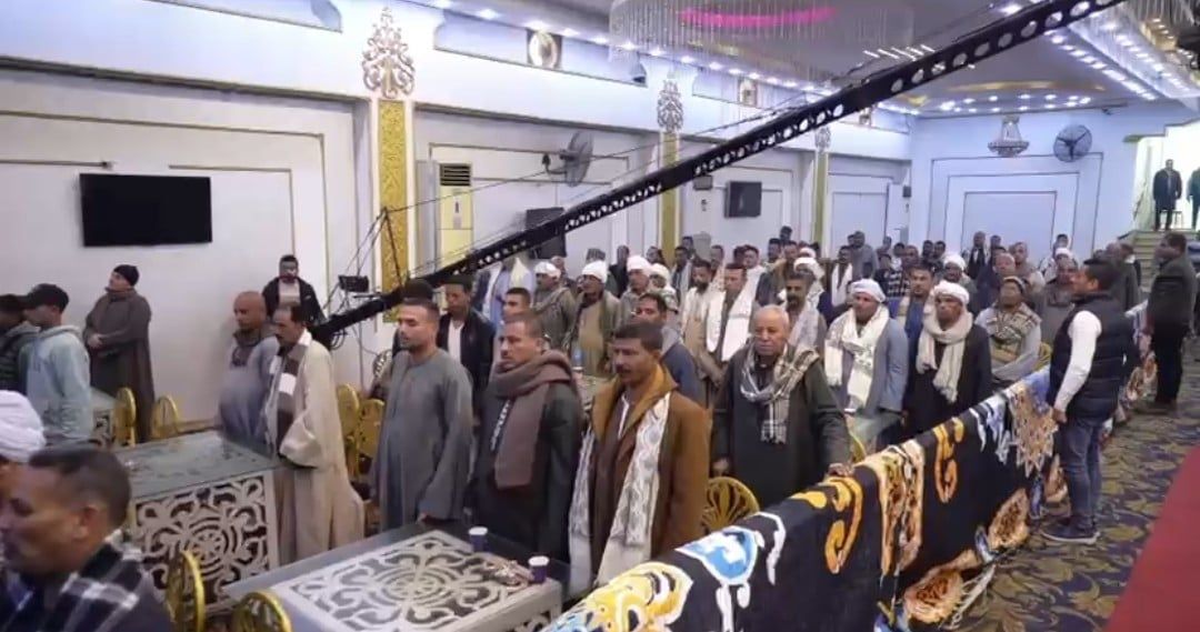 أهالى ملوى خلال جلسة الصلح