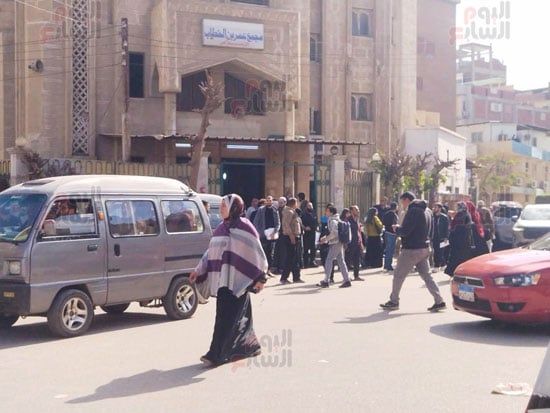 صلاة-الجنازة-على-جثامين-الأشقاء-الـ5-ضحايا-تسرب-الغاز-فى-بنها-(2)