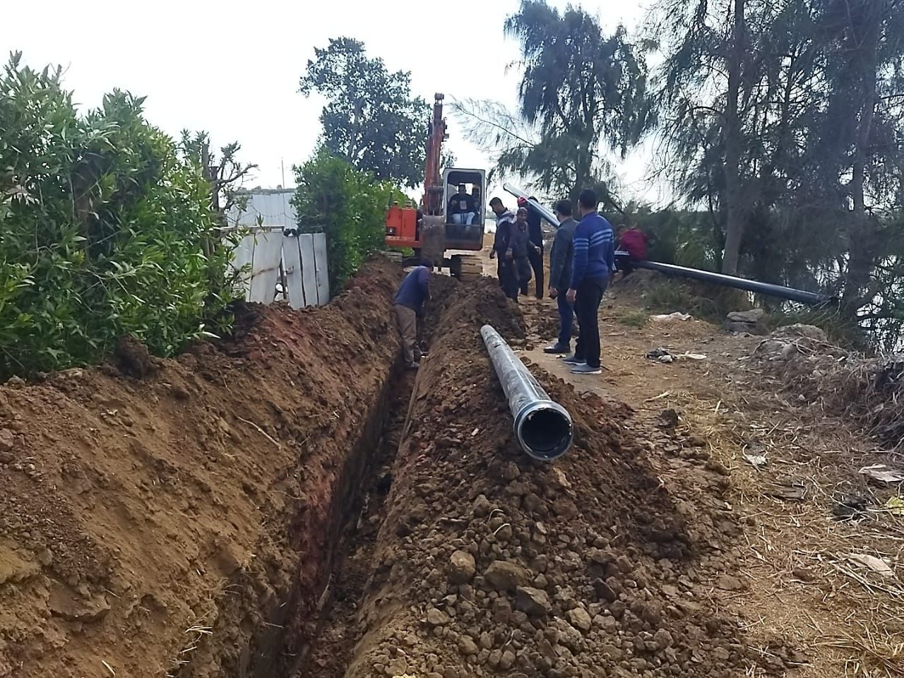 بتركيب خط مياه جديد بطول 2300 متر بعزبة السيوفي